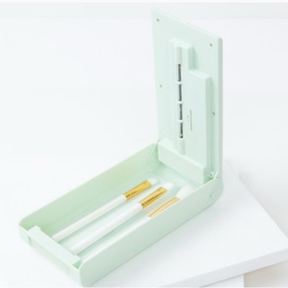 Tech Candy Clean Slate UV Sanitizing Case from FabFitFun - Picture 2 of 6